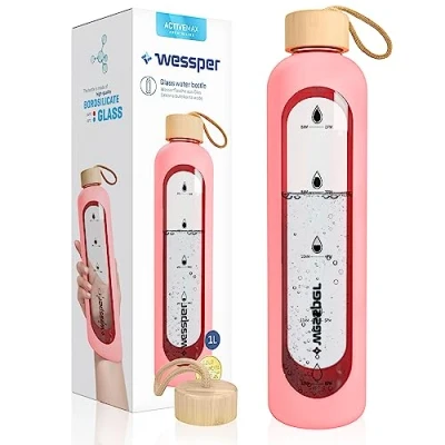 Abbildung von WESSPER Trinkflasche Glas 1L mit Zeitmarkierungen, BPA frei Trinkmotivation Borosilikat Wasserflasche, Luftdichte Glasflasche Bambus Deckel Wiederverwendbar Silikonhülle Rosa