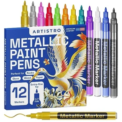 Abbildung von Artistro 12 Metallic Stifte, Stifte zum Bemalen von Steinen, Keramik, Glas, Holz, Stoff, DIY, Scrapbook Journaling, Fotoalben, Kartenherstellung, Marker Set mit Extra Feiner Spitze 0,7mm