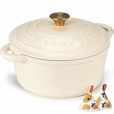 Abbildung von Overmont Bräter Emaille Gusseisen Topf Schmortopf 26cm backofengeeignet mit Deckel und Kochbuch für Küche Backen Schmoren Braten Weiß