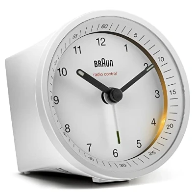 Abbildung von Klassischer analoger Funkwecker von Braun für die Mitteleuropäische Zeitzone (MEZ/GMT+1) mit Schlummerfunktion und Beleuchtung, ruhigem Uhrwerk, Crescendo Alarm in Weiß, Modell BC07W DCF