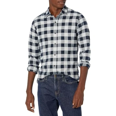 Abbildung von Amazon Essentials Herren Langarmhemd aus Flanell (in Übergröße erhältlich), Marineblau Karomuster, S