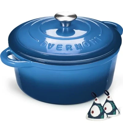 Abbildung von Overmont Bräter emaille Gusseisen Topf Schmortopf 24cm backofengeeignet mit Deckel und Kochbuch für Küche Backen Schmoren Braten Blau