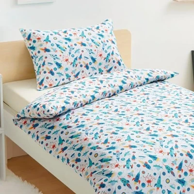 Abbildung von Amazon Basics Wendbarer Mikrofaser Bettbezug für Kinder, 100 x 135 cm, mit 1 Kissenbezug (40 60 cm), Set Babybett, Weltall Abenteuer