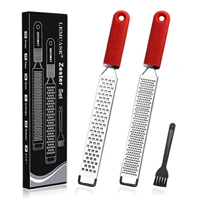 Abbildung von LEMCASE Zester, Hobel Reibe Käsereibe, Parmesanreibe, Zitronenreibe Küchenreibe aus Edelstahl mit Schutzabdeckung und Silikon Griff Rot (2 Stück Set)