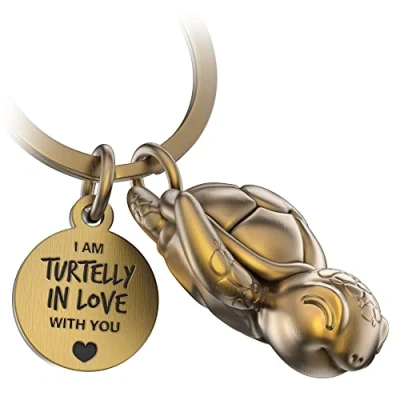 Abbildung von FABACH Schildkröte Schlüsselanhänger Snappy mit Herz und Gravur Süßer Schildkröten Liebe Glücksbringer als Geschenk für Partner Turtelly in Love