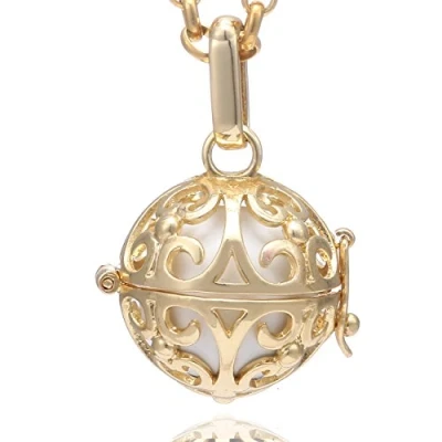 Abbildung von Morella Damen Halskette Edelstahl Gold 70 cm mit Ornament Anhänger und Klangkugel rot Ø 16 mm in Schmuckbeutel