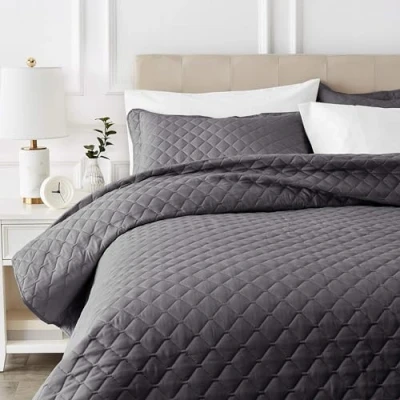 Abbildung von Amazon Basics Stepp Bettüberwurf mit Prägemuster, extra groß, Dunkelgrau, Rauten, 170 x 210 cm
