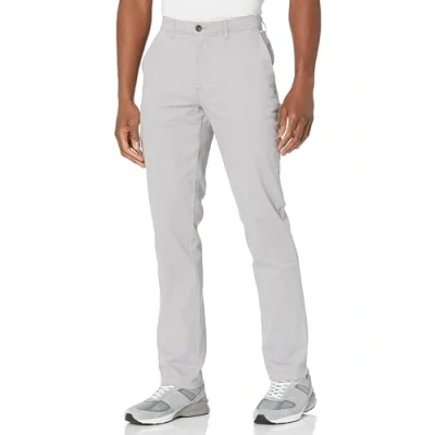 Abbildung von Amazon Essentials Herren Legere Stretch Chinohose in sportlicher Passform (in Übergröße erhältlich), Grau, 29W / 32L