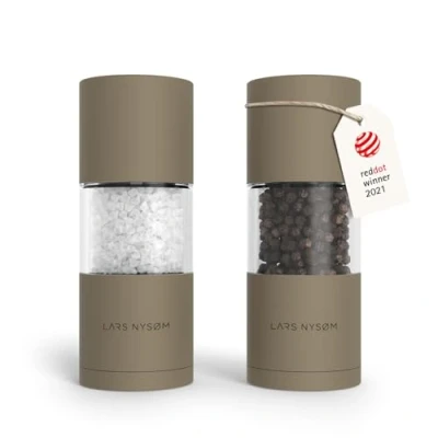 Abbildung von LARS NYSØM Salz und Pfeffer Mühlen Set aus Edelstahl mit einstellbarem Keramik Mahlwerk 2 Stück I Design Gewürzmühlen Manuell (2er Set) (Taupe Brown)