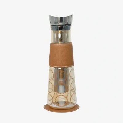 Abbildung von Eigenart Eve Circular cognac Karaffe aus Glas mit Deckel, Sieb und veganer Kunstleder Manschette Untersetzer, BPA frei, 1,25L, 31008