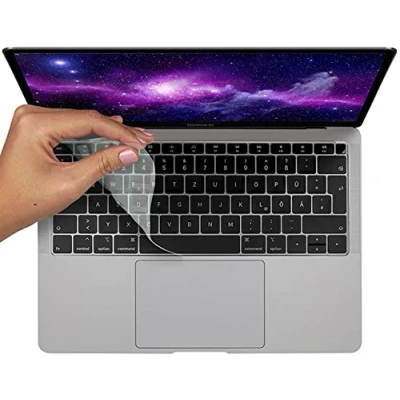 Abbildung von MyGadget Tastaturschutz QWERTZ für Apple MacBook Air 13 Zoll M1 Chip 2020 2022 Folie deutsche Tastatur Keyboard Cover Schwarz