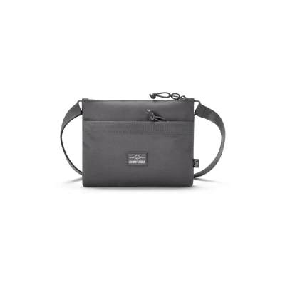 Abbildung von Johnny Urban Umhängetasche Herren &amp; Damen Grau Drew Kleine Messenger Bag Zum Umhängen Flache Sacoche für Stadt, Reise, Konzert, Festival Wasserabweisend