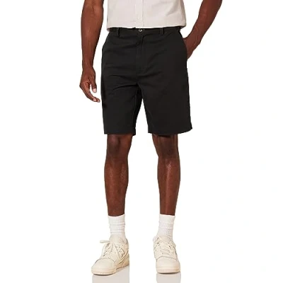 Abbildung von Amazon Essentials Herren Klassisch Geschnittene Chinoshorts, 23 cm, Schwarz, 33W
