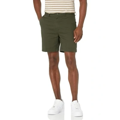 Abbildung von Amazon Essentials Herren Klassisch geschnittene Chinoshorts 18 cm, Dunkles Olivgrün, 34W
