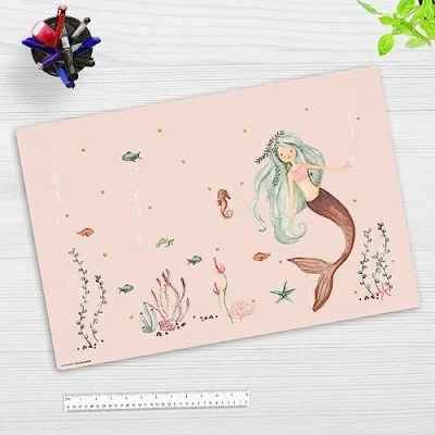 Abbildung von Schreibtischunterlage für Kinder abwaschbar Meerjungfrau im rosa Meer aus premium Vinyl 60 x 40 cm Made in Germany