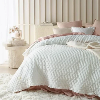 Abbildung von ROOM99 Molly Elegante Tagesdecke in Ecru 170 x 210 cm Vielseitige Wohndecke als Bettüberwurf oder Sofaüberwurf Überwurfdecke für Bett und Sofa Steppdecke Stil Ideal Bedspread