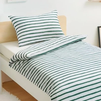 Abbildung von Amazon Basic Wendbarer Mikrofaser Bettbezug für Kinder, 100 x 135 cm, mit 1 Kissenbezug (40 60 cm), Set Babybett, grün