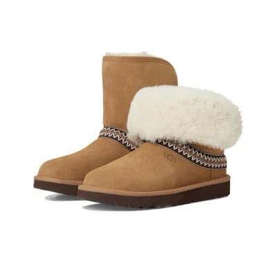 Abbildung von UGG Classic Short Crescent Mode Stiefel, Chestnut