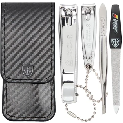 Abbildung von DREI SCHWERTER Germany Maniküreset Nagel Set &#039;Bari&#039; 4 tlg. aus Kunstleder in Carbonoptik, Inhalt: Pinzette, Saphirnagelfeile, Fingernagelknipser, Fußnagelknipser, perfekt für die Handtasche!