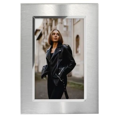 Abbildung von Hama Bilderrahmen 13x18 (Fotorahmen, Portraitrahmen, Hochformat, Querformat, zum Hängen, Hinstellen, Hängevorrichtung, Aufsteller, Samt, Samtrückwand, Glasscheibe, Bildformat 13 x 18 cm) silber