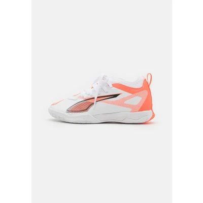 Abbildung von Puma Ultra 5 Match IT MID JR Unisex Fußballschuh Halle für Kinder, Größe: 34.5, White/black/glowing red Schuhe