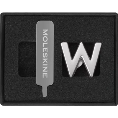 Abbildung von Moleskine Anstecknadel für Notizbuch oder Agenda BuchstabeW, Buchstaben Anstecknadel, Personalisiere den Verschluss mit einem Gummiband, Personalisierte Geschenkideen, Silberfarbe