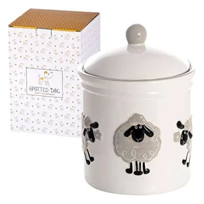 Abbildung von SPOTTED DOG GIFT COMPANY Keramik Vorratsdose mit Deckel Schaf Motiv für die Küche als Geschenk Frauen Weiß 1,25 Liter 19 x 13 cm