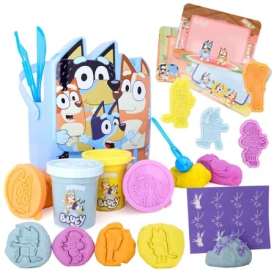 Abbildung von Toyland® 17 teiliges Bluey Teigeimer Aktivitätsset 4 Teig, 3 Ausstecher, 1 Ausroller, Stempel, abwischbare Spielschirme und Eimer Kunst Bastelspielzeug