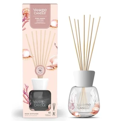 Abbildung von Yankee Candle Signature Diffusor mit Rattanstäbchen Pink Sands 100ml bis zu 10 Wochen Duft Recycelbare Verpackung Perfekte Geschenke für Frauen