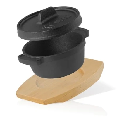 Abbildung von BBQ Toro Mini Dutch Oven (1 Stück) Ø 11 cm Gusseisen Serviertopf mit Holzunterlage bereits eingebrannt preseasoned Kochtopf kleiner Bräter Gusstopf