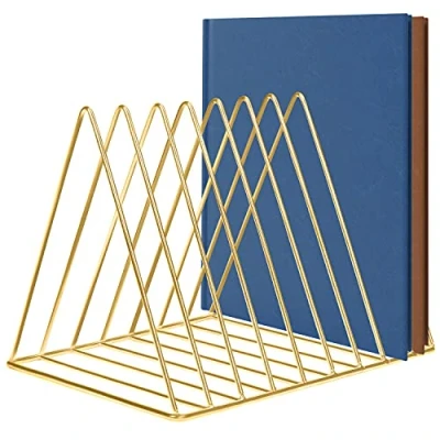 Abbildung von Belle Vous Zeitschriftensammler Metall Buchstütze Gold Dreieckiger Zeitschriften &amp; Zeitungshalter mit 9 Schlitzen Für Zuhause, Bücherregal, Bad Büro Bücher, Zeitungen, Tablets Ordner