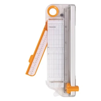 Abbildung von Fiskars Bypass Multimaterial Rollenschneider, 30 cm / A4, Papierschneider für dicke Materialien wie Vinyl, Leder, Spanplatten und Kartonagen, Kunststoff/Aluminium, Weiß/Orange, 1068570