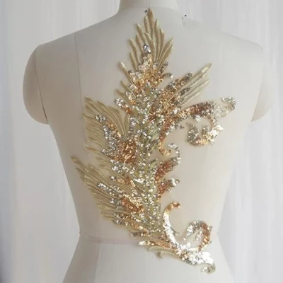 Abbildung von Yulakes 1PCS Pailletten Feder Applikation, Sew On Patch Embroidered Lace Spitzenausschnitt und Strassbesatz,Spitzenapplikation Blumenstickerei für DIY Ausschnitt Hochzeit Brautkleid (Gold)