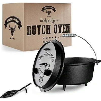 Abbildung von BUFFALO BBQ Feuertopf Eingebrannter 7,5 L Dutch Oven aus Gusseisen für Kochen, Braten &amp; Grillen Perfekt Camping Inkl. Deckelheber, Tragetasche 2in1 Gusseisendeckel