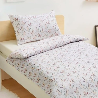 Abbildung von Amazon Basics Wendbarer Mikrofaser Bettbezug für Kinder, 100 x 135 cm, mit 1 Kissenbezug (40 60 cm), Set Babybett, Einhorn und Regenbogen