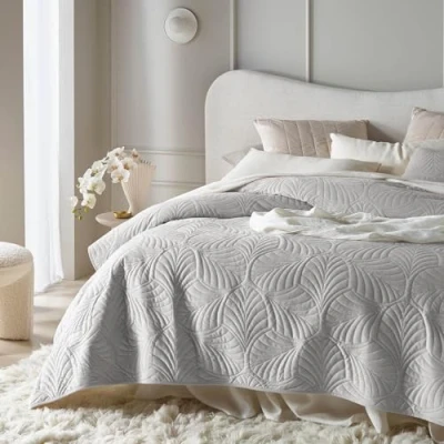 Abbildung von ROOM99 Feel Elegante Tagesdecke in Hellgrau 170 x 210 cm Vielseitige Wohndecke als Bettüberwurf oder Sofaüberwurf Überwurfdecke für Bett und Sofa Steppdecke Stil Ideal Bedspread Velvet Samt