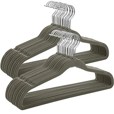Abbildung von SONGMICS Kleiderbügel Samt, 50er Set, Jackenbügel, 41,5 cm breit, Anzugbügel, dünn, gut belastbar, um 360 drehbarer Haken, für Mäntel, Hemden und Anzüge, Grau Silber CRF026V01