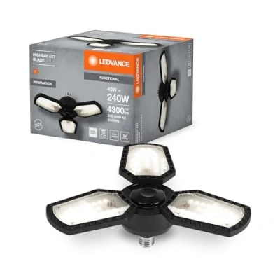 Abbildung von LEDVANCE Highbay Blade Deckenlampe in Schwarz, mit verstellbaren Lichtflügeln, bietet 40W bzw. 4300 lm 840 neutralweiß 4000K. E27 Schraubgewinde, frosted. 337.50 mm, 45W