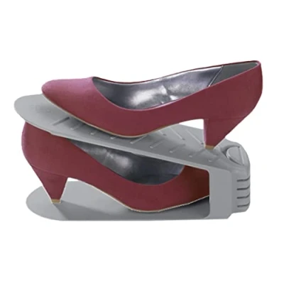Abbildung von WENKO Maximex Schuhhalter 4er Set, 50% mehr Platz im Schuhschrank, passend für verschiedenste Schuhe, guter Stand durch geriffelte Oberfläche, aus robusten Kunststoff, leicht zu reinigen