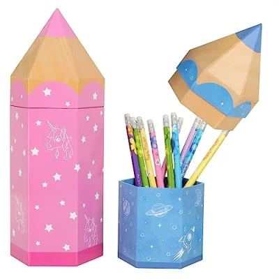 Abbildung von com four® 2X Geschenktasche, Geschenkverpackung für Schulanfänger, Schultüte in Bleistift Form, stabile Pappbox Schulmaterialien zur Einschulung (2 Stück blau + pink)