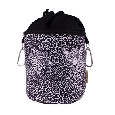 Abbildung von Tragbarer Wäscheklammerbeutel zum Aufhängen aus Baumwolle mit 2 stabilen Karabinerhaken, Zugkordelverschluss und Metallstopper zur Aufbewahrung von Wäscheklammern Design: Leopard schwarz weiß