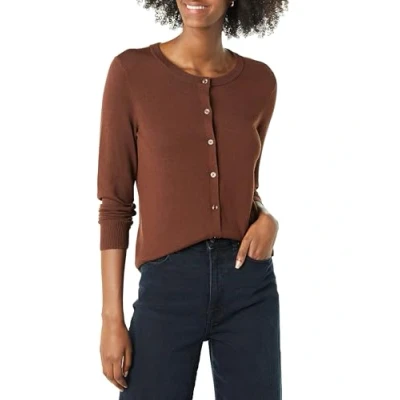 Abbildung von Amazon Essentials Damen Leichte Rundhalsstrickjacke (Erhältlich In Übergröße), Braun, XL