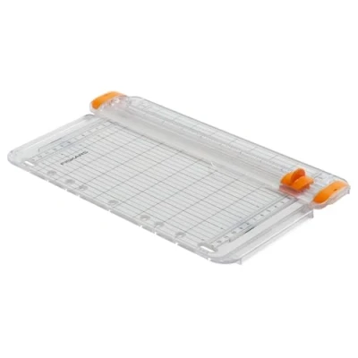 Abbildung von Fiskars Tragbare Papierschneidemaschine, SureCut, A5 Hochformat, A4 Querformat, Mit Schnittlinienführung, Weiß/Orange, 1077798