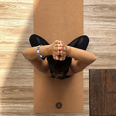 Abbildung von Yogamatte Pro aus Kork, Testsieger Preis/Leistung, extra groß 200x66 cm, getestet mit sehr gut, inkl. Tragegurt und Yogatasche