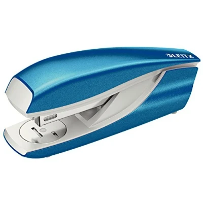 Abbildung von Leitz Heftgerät, 30 Blatt Tacker mit 200 Heftklammern, Hefter aus Metall Kunststoffelementen, WOW Serie, Blau, 55021036