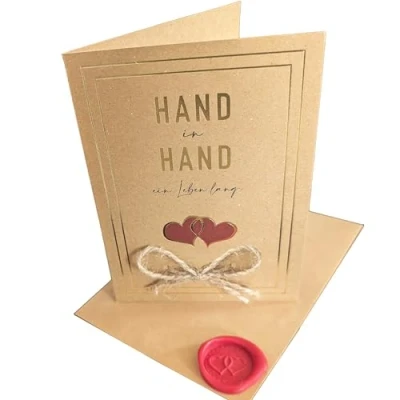 Abbildung von the lazy panda card company Natürliche Hochzeitskarte mit echter Juteschleife auf der Vorderseite. Hergestellt aus recyceltem Karton