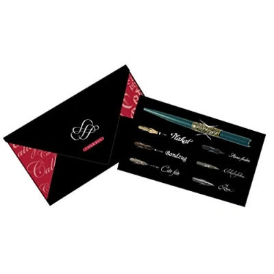 Abbildung von J.Herbin Brause 25400T Traditionelles Schreib und Kalligrafieset Schwarzer Umschlag Karton in Umverpackung. 1 Federhalter, 6 Federn: Cito fein/Schüler/Steno/Bandzug 2 mm/Plakat 5 mm/Rose, Set