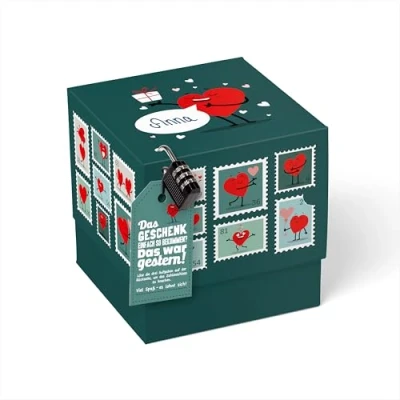 Abbildung von SURPRISA Geschenkbox, Rätselbox für Geschenke und Gutscheine zum Valentinstag, Jahrestag, die Beste Freundin, Briefmarkenrätsel, Größe M (16cm)