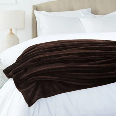Abbildung von Amazon Basics Kuscheldecke, Keine Heiz, aus weichem samtigem Plüsch, Schokoladenbraun, 168 x 229 cm