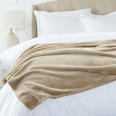 Abbildung von Amazon Basics Kuscheldecke, Keine Heiz, aus weichem samtigem Plüsch, Sand, 168 x 229 cm